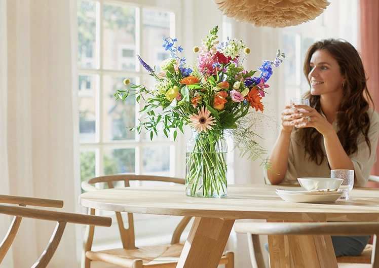 Blijde ontvanger met bloemen in Nederland